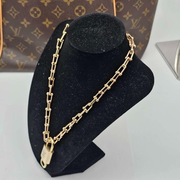 Authentic Louis Vuitton Lock & Key w/ Unbranded Gold Plated Horse Shoe Chain - Picture 2 of 8